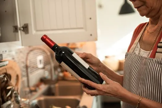 neck label and back label alignment on wine bottles - Manual Application vs Machine Application, and Why That Changes the Spec