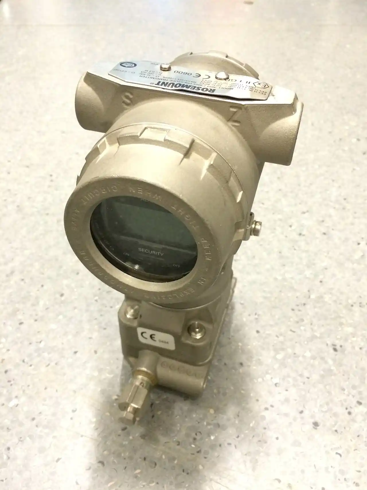 Industrial absolute pressure transmitter with LCD display and coplanar process connection